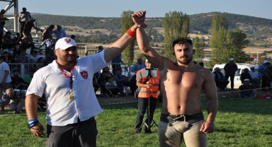 Gümüşhacıköy'de düzenlenen karakucak güreşlerinde Erhan Yaylacı başpehlivan oldu