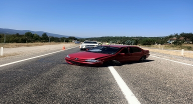 Karabük'te refüje çarpan otomobildeki 2 kişi yaralandı