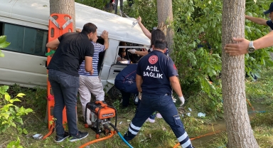 Kastamonu'da ağaca çarpan minibüsün sürücüsünü sıkıştığı yerden itfaiye kurtardı