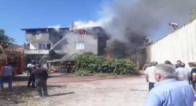Kastamonu'da çıkan yangında 3 katlı binada hasar oluştu