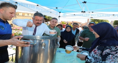 Merzifon'da vatandaşlara aşure dağıtıldı