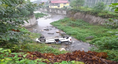 Rize'de dereye yuvarlanan hafif ticari araçtaki 2 kişi yaralandı