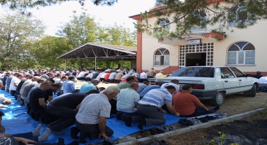 Samsun'da cuma namazı çıkışındaki silahlı kavgada ölen 2 kişi toprağa verildi