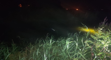 Samsun'da dereye devrilen otomobilden sürücüyü vatandaşlar çıkardı