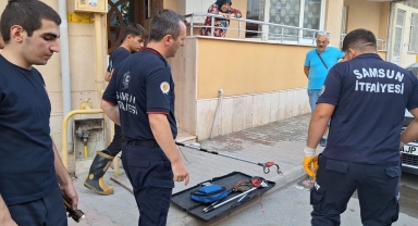 Samsun'da itfaiye ekipleri yılanı sıkıştığı yerden kurtardı