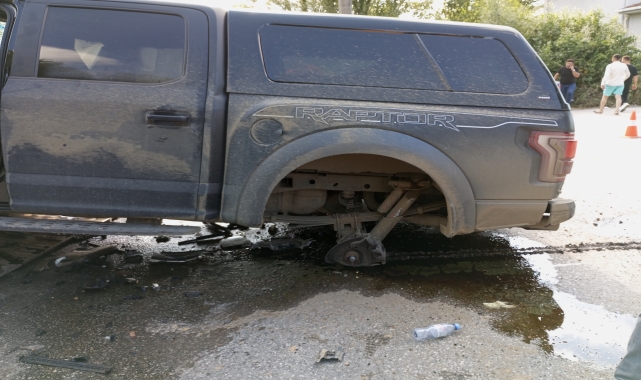 Samsun'da kamyonla çarpışan kamyonetin sürücüsü yaralandı