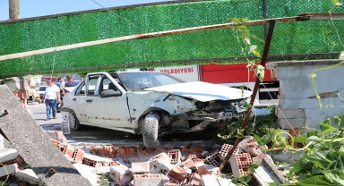 Samsun'da otomobil ile hafif ticari aracın çarpışması sonucu 3 kişi yaralandı