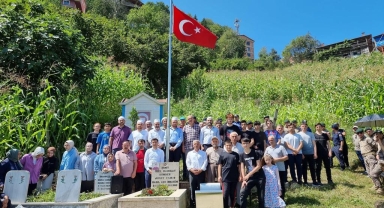 Şehit komiser Ahmet Çamur, Trabzon'daki kabri başında anıldı