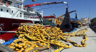 Sinop'ta balıkçılar ağlarını Karadeniz'e bırakmak için gün sayıyor