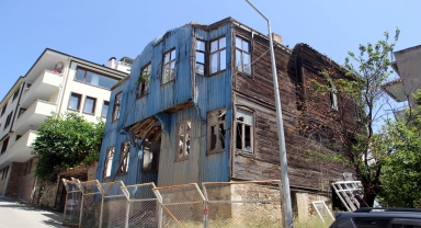 Sinop'ta metruk tarihi evler tehlike oluşturuyor