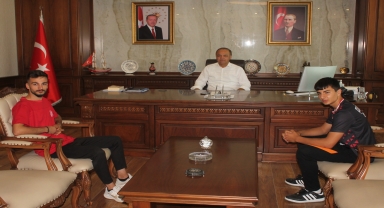 Suluova Belediye Başkanı Üçok Türkiye Boks Şampiyonu Civelek'i altınla ödüllendirdi