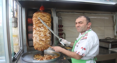 Taşova'da sıcak hava en çok döner ustalarını zorluyor