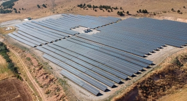 Zile Belediyesi güneşten hem elektriğini sağlıyor hem gelir elde ediyor