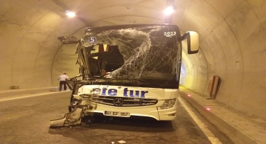 Zonguldak'ta yolcu otobüsü ile kamyonetin tünelde çarpıştığı kazada 3 kişi yaralandı