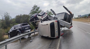 Amasya'da bariyere çarpan otomobil yüklü tırın sürücüsü yaralandı