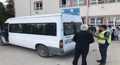 Amasya'da jandarma, okul servis araçlarını denetledi
