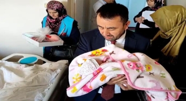 Amasya'da Mevlid-i Nebi Haftası'nda doğan bebeklerin ailelerine hediye verildi