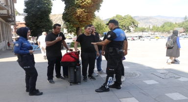 Amasya'da polisler vatandaşları dolandırıcılara karşı uyardı