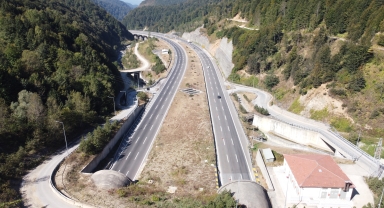 Anadolu Otoyolu Kaynaşlı-Abant arası Ankara yönü onarım için trafiğe kapatıldı