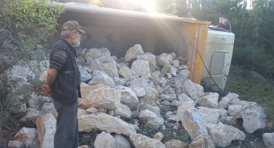 Bolu'da devrilen kamyonun sürücüsü yaralandı