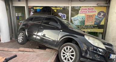 Bolu'da el freni çekilmeyen otomobil dükkana çarptı