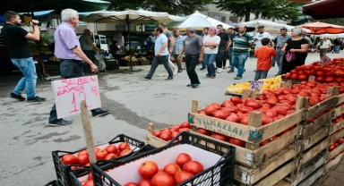 Bolu'da pazarcı esnafı, market fiyatlarını protesto etti