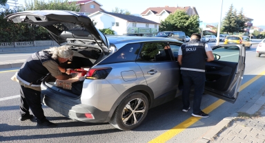 Bolu'da polis ekipleri okul çevrelerinde denetim yaptı