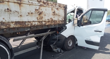 Bolu'da tıra çarpan kamyonet sürücüsü yaralandı