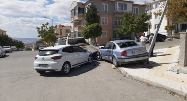 Çorum'da çarpışan iki otomobilin sürücüleri yaralandı