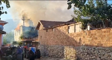 Çorum'da çıkan yangında 2 ev, samanlık ve ahır zarar gördü