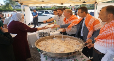 Çorum'da festivalde yapılan pilav kara yolundan geçen sürücülere ikram edildi