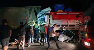 Çorum'da park halindeki tıra çarpan tırın sürücüsü öldü