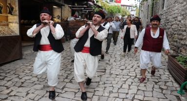 Dönem kıyafetlerini giyen tulumbacılar Safranbolu'nun tarihi sokaklarında gösteri yaptı
