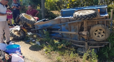 Düzce'de devrilen tarım aracındaki 6 kişi yaralandı