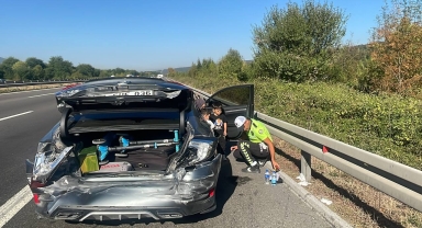 Düzce'de kazaya karışan otomobildeki çocukları polis sakinleştirdi
