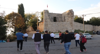 Düzce'deki tarihi Ceneviz Kalesi yabancı turist kafilesini ağırladı