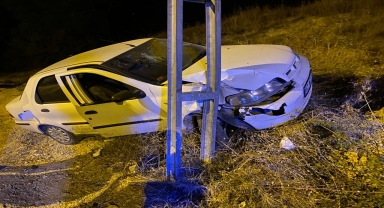 Karabük'te aydınlatma direğine çarpan otomobildeki 2 kişi yaralandı