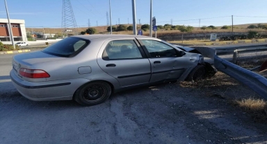 Karabük'te bariyere çarpan otomobilin sürücüsü yaralandı
