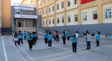 Karabük'te öğrenciler geleneksel çocuk oyunlarını oynayıp derse giriyor
