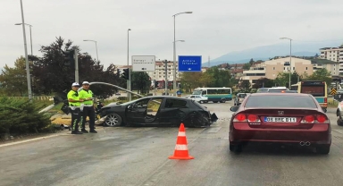 Karabük'te trafik lambasına ve panelvana çarpan otomobilin sürücüsü yaralandı