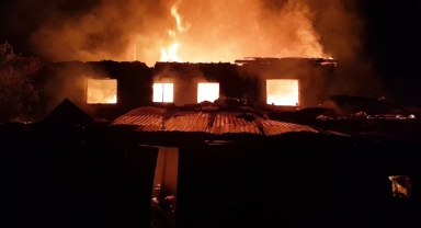 Karabük'te yangın çıkan iki katlı ev kullanılamaz hale geldi