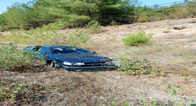 Karabük'te yol kenarındaki ağaca çarpan otomobilde 3 kişi yaralandı