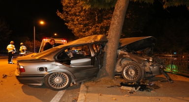 Kastamonu'da ağaca çarpan otomobildeki 2 kişi yaralandı
