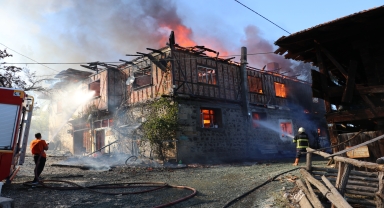 Kastamonu'da çıkan yangında 2 ev kullanılamaz hale geldi