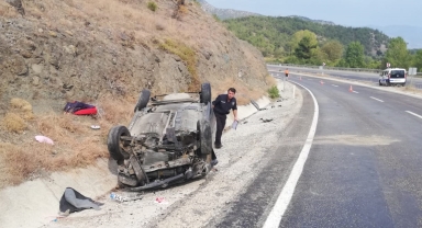 Kastamonu'da devrilen otomobildeki 3 kişi yaralandı