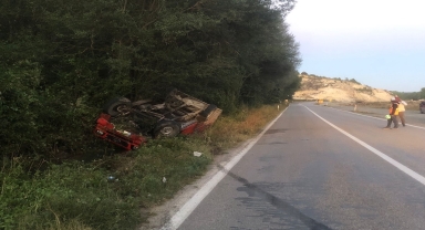 Kastamonu'da karacaya çarpmamak için manevra yapan kamyonet devrildi