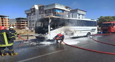 Kastamonu'da seyir halindeki İBB'ye ait yolcu midibüsü yandı