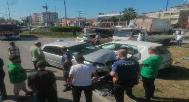 Samsun'da iki otomobilin çarpıştığı kazada 7 kişi yaralandı