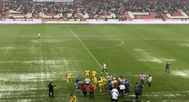 Samsunspor-İstanbulspor maçı sağanak yağış nedeniyle durdu