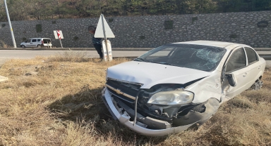 Sinop'ta istinat duvarına çarpan otomobildeki 2 kişi yaralandı